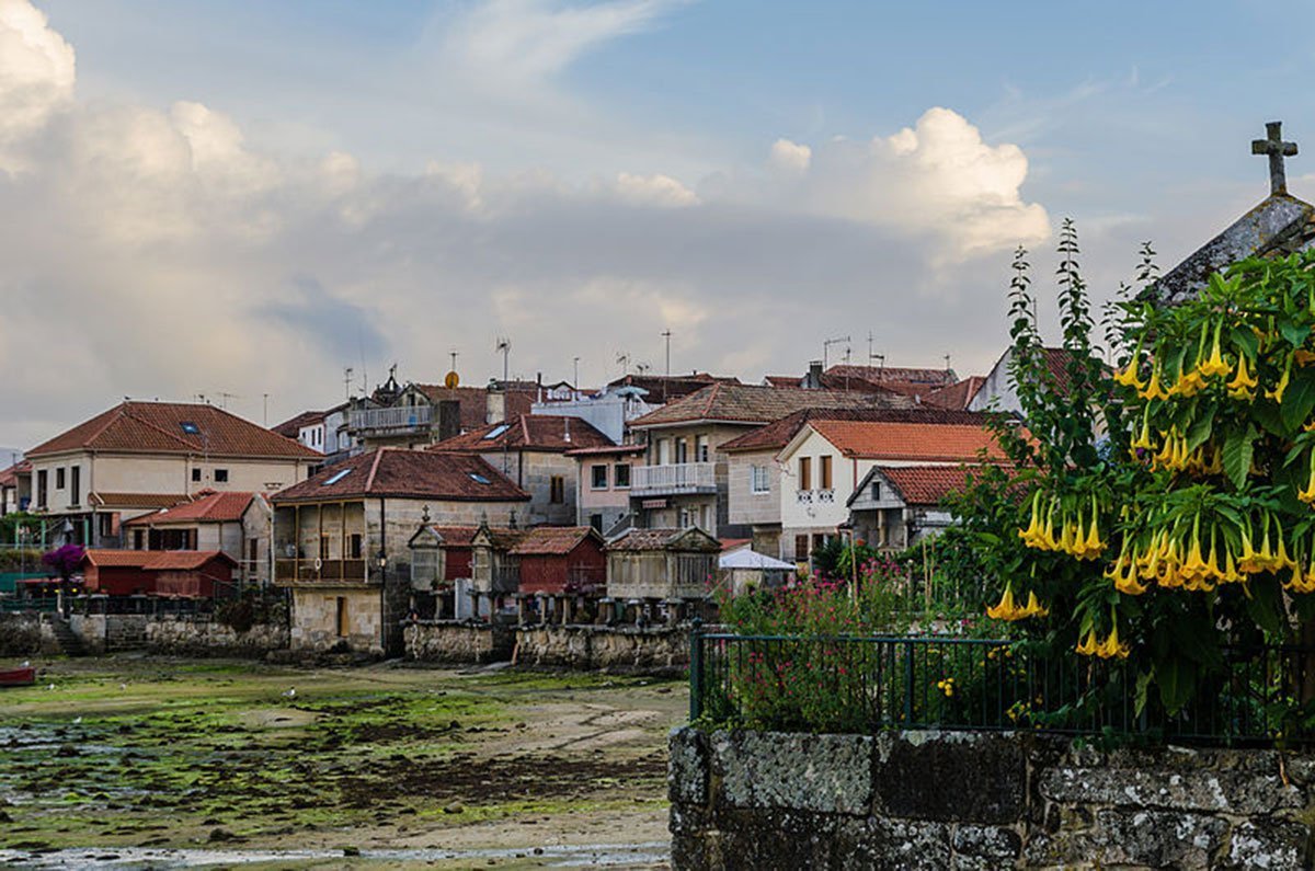 Combarro es uno de los pueblos más bellos de la Ría de Pontevedra. Combarro es uno de los pueblos más bellos de la Ría de Pontevedra.