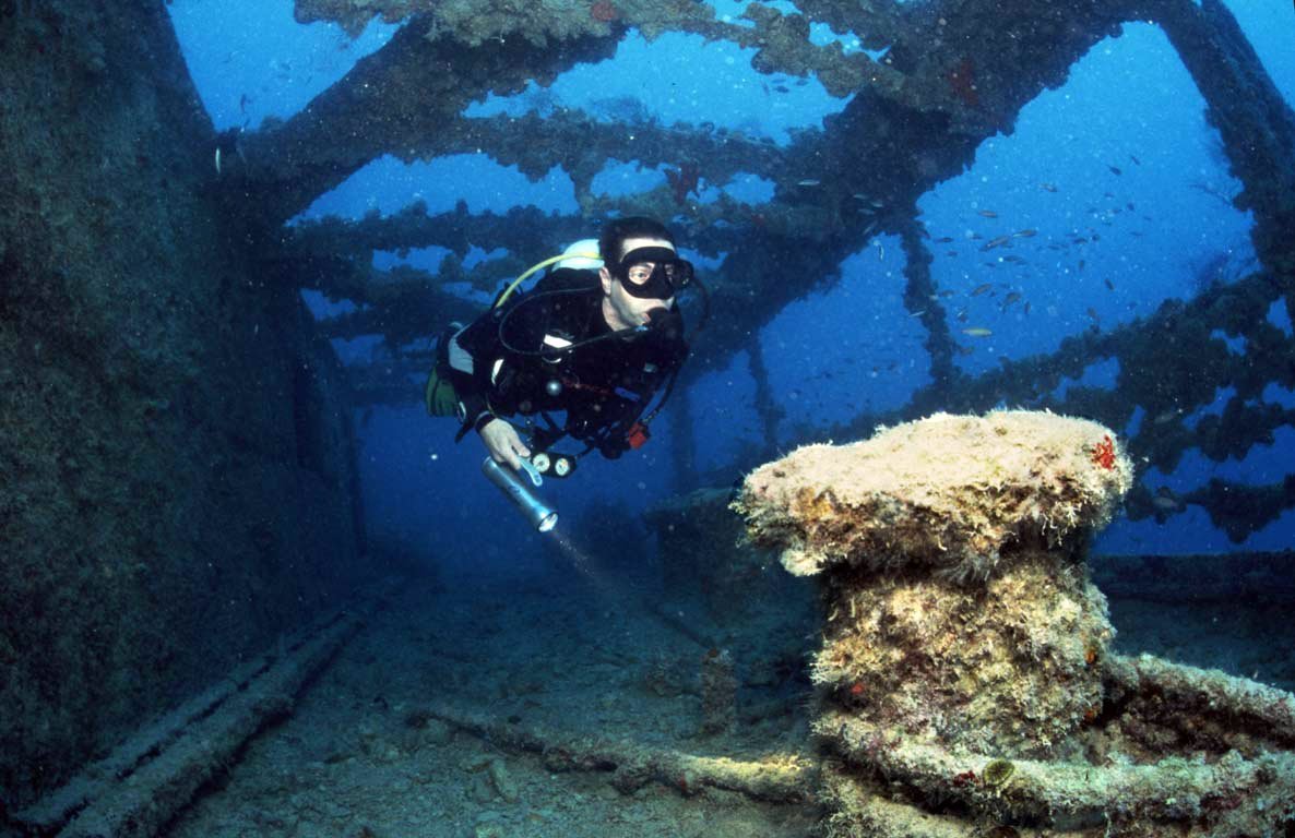 Rosalie Moeller shipwreck, Red Sea by Tim Nicholson buceador nadando en el interior de un barco hundido