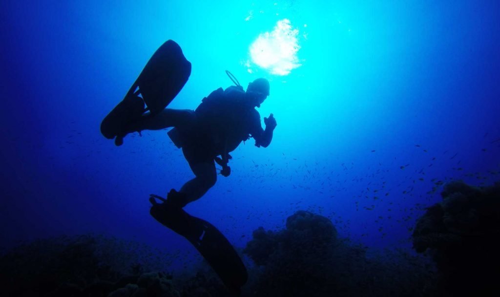 buceador realizando buceo profundo