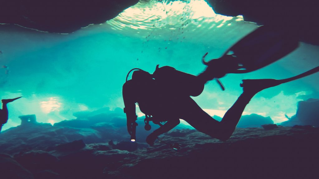 buzo realizando inmersión en caverna