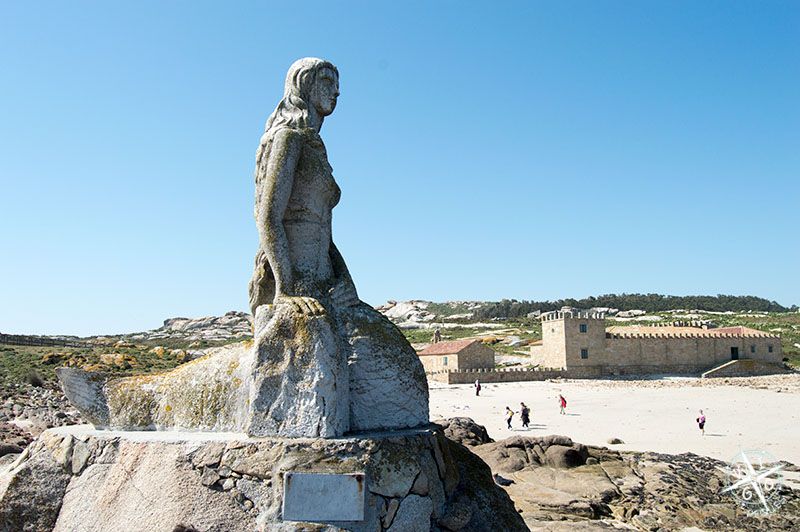 (Sirena de los Mariño a la entrada del puerto de la Isla de Sálvora)