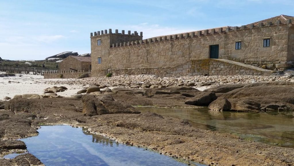 (antigua factoría“O Almacén”rehabilitada cerca del puerto de la Isla de Sálvora)